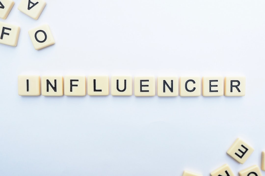 Follow influencers analysts